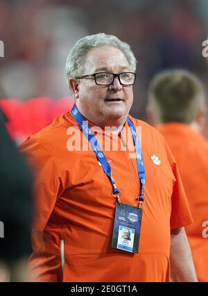 Glendale, Arizona, Stati Uniti. 28 Dic 2019. Clemson Tigers assistente laureato (0) Terry Bowden guarda durante i riscaldamenti pre-partita contro l'Ohio state Buckeyes al PlayStation Fiesta Bowl, presso lo stadio della state Farm, a Glendale, Arizona, il 28 dicembre 2019. (Assoluta completa Photographer & Company Credit: Jose Marin/SonyPro/MarinMedia.org/Cal Sport Media) (HOLLYWOOD LIFE OUT, SHUTTERSTOCK OUT, LAS VEGAS RAIDERS OUT). Credit: csm/Alamy Live News Foto Stock