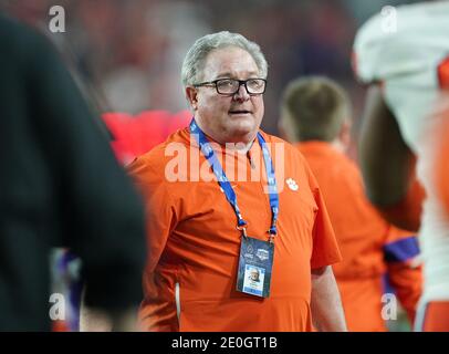 Glendale, Arizona, Stati Uniti. 28 Dic 2019. Clemson Tigers assistente laureato (0) Terry Bowden guarda durante i riscaldamenti pre-partita contro l'Ohio state Buckeyes al PlayStation Fiesta Bowl, presso lo stadio della state Farm, a Glendale, Arizona, il 28 dicembre 2019. (Assoluta completa Photographer & Company Credit: Jose Marin/SonyPro/MarinMedia.org/Cal Sport Media) (HOLLYWOOD LIFE OUT, SHUTTERSTOCK OUT, LAS VEGAS RAIDERS OUT). Credit: csm/Alamy Live News Foto Stock