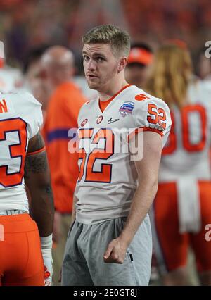 Glendale, Arizona, Stati Uniti. 28 Dic 2019. Clemson Tigers Long Snapper (52) Tyler Brown guarda durante i riscaldamenti pre-partita contro gli Ohio state Buckeyes al PlayStation Fiesta Bowl, presso lo stadio state Farm, a Glendale, Arizona, il 28 dicembre 2019. (Assoluta completa Photographer & Company Credit: Jose Marin/SonyPro/MarinMedia.org/Cal Sport Media) (HOLLYWOOD LIFE OUT, SHUTTERSTOCK OUT, LAS VEGAS RAIDERS OUT). Credit: csm/Alamy Live News Foto Stock