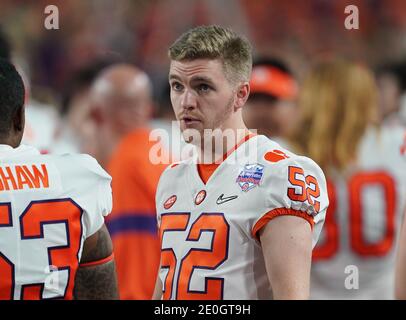 Glendale, Arizona, Stati Uniti. 28 Dic 2019. Clemson Tigers Long Snapper (52) Tyler Brown guarda durante i riscaldamenti pre-partita contro gli Ohio state Buckeyes al PlayStation Fiesta Bowl, presso lo stadio state Farm, a Glendale, Arizona, il 28 dicembre 2019. (Assoluta completa Photographer & Company Credit: Jose Marin/SonyPro/MarinMedia.org/Cal Sport Media) (HOLLYWOOD LIFE OUT, SHUTTERSTOCK OUT, LAS VEGAS RAIDERS OUT). Credit: csm/Alamy Live News Foto Stock