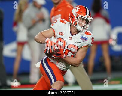 Glendale, Arizona, Stati Uniti. 28 Dic 2019. Clemson Tigers Wide Receiver (82) Will Brown si allontana durante i warm up pre-partita contro i Ohio state Buckeyes al PlayStation Fiesta Bowl, presso lo stadio state Farm, a Glendale, Arizona, il 28 dicembre 2019. (Assoluta completa Photographer & Company Credit: Jose Marin/SonyPro/MarinMedia.org/Cal Sport Media) (HOLLYWOOD LIFE OUT, SHUTTERSTOCK OUT, LAS VEGAS RAIDERS OUT). Credit: csm/Alamy Live News Foto Stock