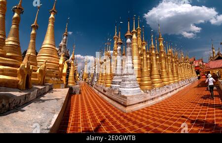 Shwe Indein Pagoda è un gruppo di pagode buddisti nel villaggio di Indein, vicino Ywama e Lago Inle, nello stato di Shan in Myanmar (ex Birmania) Foto Stock