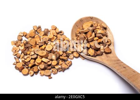 Cannella cinese, nome latino Cinnamomum cassia mucchio su sfondo bianco Foto Stock