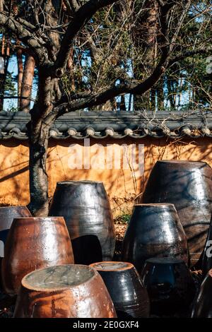 Jangdokdae, giare tradizionali coreani. Piattaforma per croccate di salse e condimenti Foto Stock