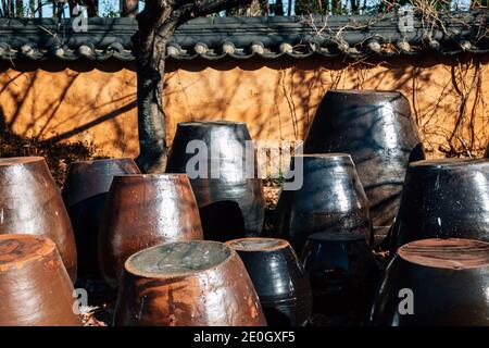 Jangdokdae, giare tradizionali coreani. Piattaforma per croccate di salse e condimenti Foto Stock