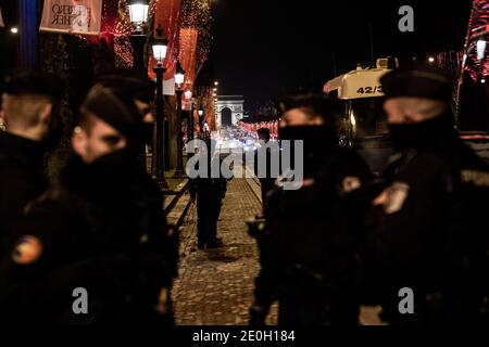Parigi, Francia. 31 dicembre 2020. Pattugliamenti di polizia per controllare la passerby negli Champs Elysee durante i controlli del coprifuoco il giorno di nuovo anno. Parigi, Francia, 1° gennaio 2021. Credit: ABACAPRESS/Alamy Live News Foto Stock