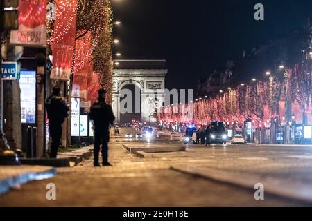Parigi, Francia. 31 dicembre 2020. Pattugliamenti di polizia per controllare la passerby negli Champs Elysee durante i controlli del coprifuoco il giorno di nuovo anno. Parigi, Francia, 1° gennaio 2021. Credit: ABACAPRESS/Alamy Live News Foto Stock