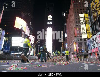 New York, Stati Uniti. 01 gennaio 2021. I lavoratori rimuovono i confetti che rimangono sul terreno dopo la celebrazione di Capodanno e Capodanno che è chiusa al pubblico a causa della pandemia del coronavirus dopo la mezzanotte a Times Square a New York City venerdì 1 gennaio 2021. A causa della pandemia COVID-19 in corso, la vigilia di Capodanno 2021 a Times Square non è stata aperta al pubblico quest'anno. Foto di John Angelillo/UPI Credit: UPI/Alamy Live News Foto Stock