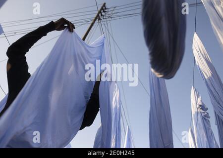 Narayanganj, Bangladesh. 1 gennaio 2021. I tessuti di tintura di Sun operaio vicino ad una fabbrica in Narayanganj che è una materia prima per l'industria dell'abbigliamento pronta. Credit: MD Mehedi Hasan/ZUMA Wire/Alamy Live News Foto Stock