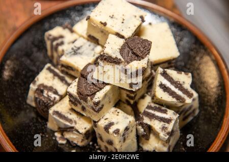 Un piatto di deliziosi biscotti fudge torta quadrati Foto Stock