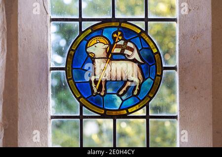 Vetrata Angus dei, Chiesa di San Nicola, Berwick Bassett, Wiltshire, Inghilterra, Regno Unito Foto Stock