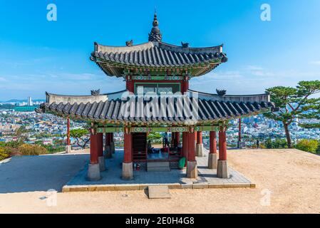 Hwaseong Jangdae alla fortezza di Hwaseong a Suwon, Repubblica di Corea Foto Stock