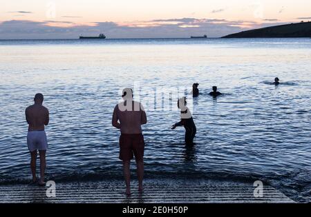 Fountainstown, Cork, Irlanda. 01 gennaio 2021. Nuotatori di mare, William Morgan, Gearóid e Niamh o'Shea di Carrigaline che hanno fatto il loro primo tuffo del nuovo anno a Fountainstown, Co. Cork, Irlanda. - credito; David Creedon / Alamy Live News Foto Stock