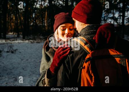 Storia d'amore invernale, una bella giovane coppia di stile. Trascorrete il tempo insieme a Capodanno. Due amanti a San Valentino Foto Stock