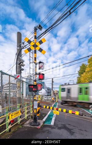 tokyo, giappone - dicembre 06 2020: Japan treno ferroviario ad alta velocità che passa sopra l'attraversamento di livello della linea Yamanote chiamata Nakazato Railroad Cross Foto Stock