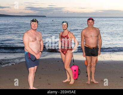 Myrtleville, Cork, Irlanda. 01 gennaio 2021. I bagnanti Marcus Austin, Maura Duffy e Lawerence Courtney si preparano per la loro prima nuotata del nuovo anno a Myrtleville, Co. Cork, Irlanda. - credito; David Creedon / Alamy Live News Foto Stock