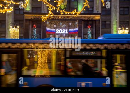 Mosca, Russia. 31 dicembre 2020 decorazione di Capodanno dell'ingresso principale della Duma di Stato della Federazione Russa nel centro di Mosca, Russia Foto Stock