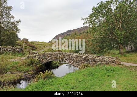 Ponte in pietra a cavallo sopra Watendlath Beck, Watendlath Foto Stock