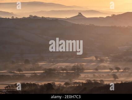 Lamberts Castle, Dorset, Regno Unito. 1 gennaio 2020. Regno Unito Meteo: Bella alba di Capodanno sul gelo paesaggio rurale stratificato di Marshwood vale con l'iconico punto di riferimento di Colmers Hill visto in lontananza. Credit: Celia McMahon/Alamy Live News Foto Stock