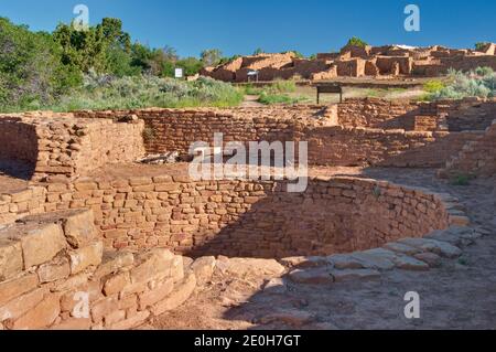 Tubo Casa Santuario, lontano View House in distanza, lontano visualizza i siti complessi, Mesa Verde National Park, COLORADO, Stati Uniti d'America Foto Stock