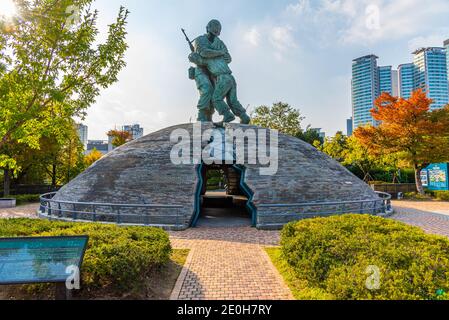 Statua dei Fratelli al Memoriale di guerra della Corea di Seoul, Repubblica di Corea Foto Stock