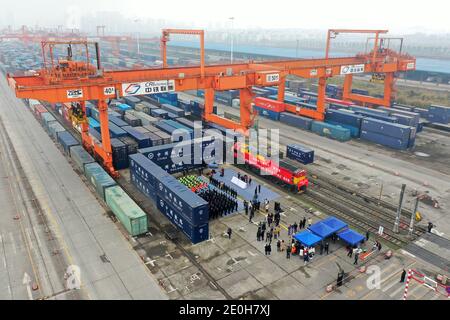 (210101) -- CHONGQING, 1 gennaio 2021 (Xinhua) -- Foto aerea mostra un treno merci Cina-Europa diretto per Duisburg della Germania che si prepara alla partenza alla stazione Tuanjiecun di Chongqing, 1 gennaio 2021. A più di 300 km di distanza a Chengdu, provincia di Sichuan, un altro treno merci Cina-Europa diretto per la Polonia parte lo stesso giorno. Lanciati a Chongqing e Chengdu rispettivamente nel 2011 e nel 2013, i servizi di trasporto ferroviario merci Cina-Europa hanno ridotto significativamente la distanza tra la Cina occidentale e l'Europa. Finora, circa 14,000 treni merci hanno collegato le due città wi Foto Stock