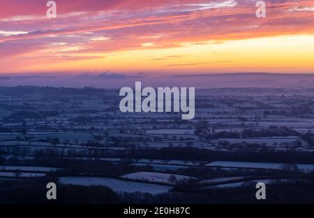 Lamberts Castle, Dorset, Regno Unito. 1 gennaio 2020. UK Meteo: Bella alba di Capodanno sopra gelo strato Marshwood vale. Credit: Celia McMahon/Alamy Live News Foto Stock