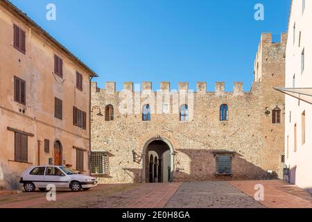 L'antico Palazzo Stiozzi Ridolfi nel centro storico di Certaldo alto, Firenze, in una giornata di sole Foto Stock