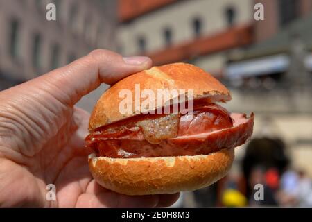 Leberkaes-Semmel, Viktualienmakt, Monaco di Baviera, Deutschland Foto Stock