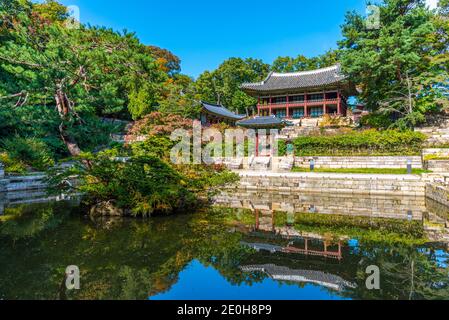 Edificio tradizionale presso lo Stagno di Buyongji all'interno del giardino segreto del palazzo Changdeokgung a Seoul, Repubblica di Corea Foto Stock