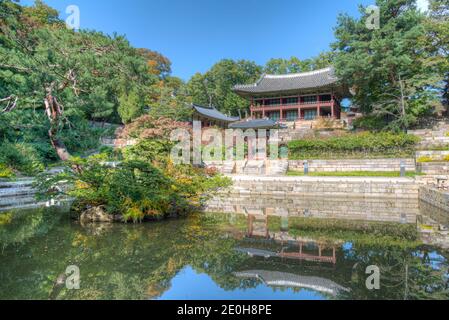 Edificio tradizionale presso lo Stagno di Buyongji all'interno del giardino segreto del palazzo Changdeokgung a Seoul, Repubblica di Corea Foto Stock