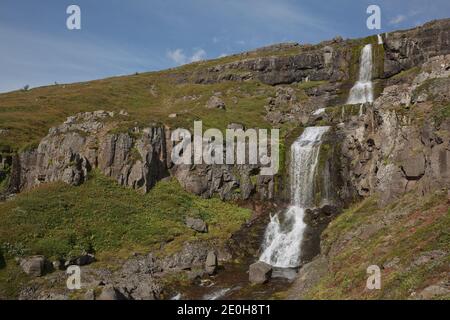 Bella cascata Bleiksarfoss a Eskifjordur, ad est dell'Islanda. Foto Stock