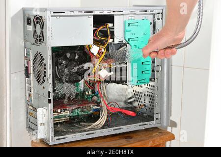 Pulizia ad acqua insana del computer interno per un nuovo avvio. Foto Stock