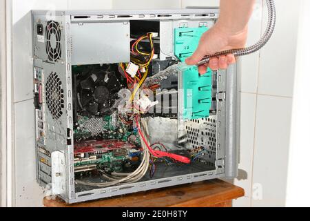 Pulizia ad acqua insana del computer interno per un nuovo avvio. Foto Stock