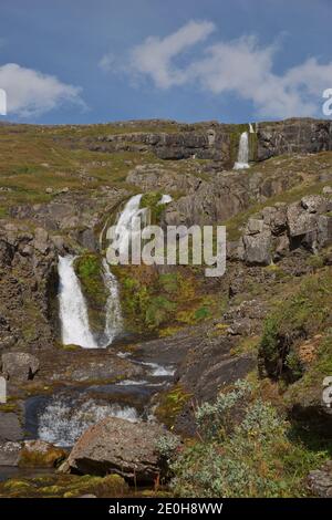 Bella cascata Bleiksarfoss a Eskifjordur, ad est dell'Islanda. Foto Stock