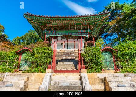 Edificio tradizionale presso lo Stagno di Buyongji all'interno del giardino segreto del palazzo Changdeokgung a Seoul, Repubblica di Corea Foto Stock