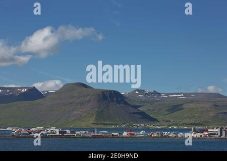 Splendida vista e paesaggio del fiordo islandese che circonda il villaggio di Isafjordur in Islanda. Foto Stock