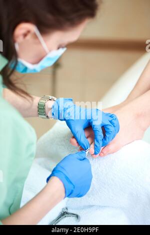 Donna piedi pedicure di ricezione. Estetista facendo pedicure. Close up concetto. Foto Stock