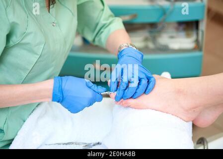 Donna che riceve cuticola in manicure pedicure salone. Paziente in procedura medica pedicure, visita podiatrist. Trattamento dei piedi nel salone SPA. Podiatria Foto Stock