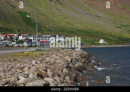 Case in stile tradizionale che si affacciano sulla piazza Tungata nella splendida città di Isafjordur in Islanda. Foto Stock