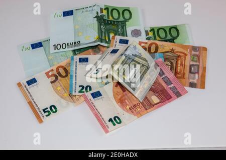 Un'impavatura di denaro fatta di banconote in euro Foto Stock