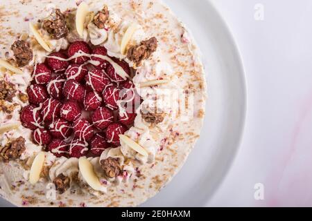 Cheesecake al cioccolato bianco con lampone Foto Stock