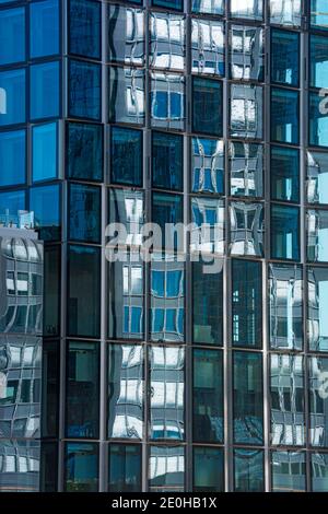 Facciata di un alto edificio a Francoforte (Germania), riflesso astratto Foto Stock