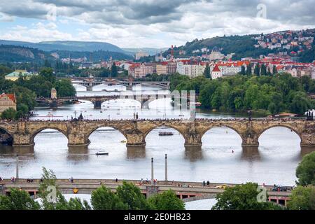 Praga (Repubblica Ceca) e il Ponte Carlo, il Ponte Manes, il Ponte Legione, il Ponte Jirásek e il Ponte Palacký Foto Stock