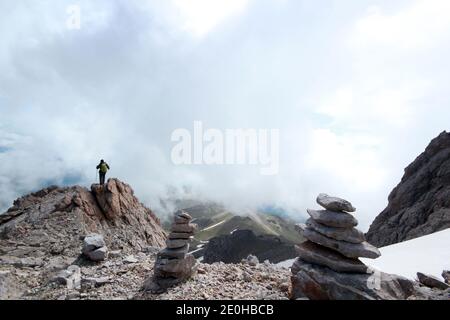 Forte scalatore in piedi su rocce. Cielo stoltoso. Natura e libertà. Foto Stock