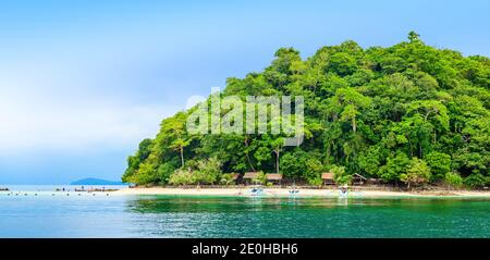 Isola di Cayoya (conosciuta anche come isola esotica) a Port Barton Bay con paradiso spiagge di sabbia bianca - destinazione di viaggio tropicale a Palawan, Filippine Foto Stock