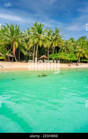 Isola di Albaguen (conosciuta anche come isola di Maxima e Albguan) A Port Barton Bay con paradiso spiagge di sabbia bianca - Destinazione turistica tropicale a Palawan Foto Stock