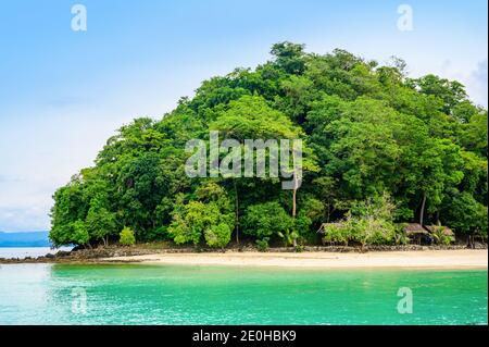 Isola di Cayoya (conosciuta anche come isola esotica) a Port Barton Bay con paradiso spiagge di sabbia bianca - destinazione di viaggio tropicale a Palawan, Filippine Foto Stock