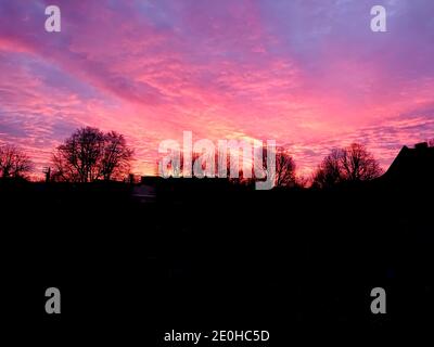 Un'alba rosa sopra Nordbahnstrasse Berlin Wedding il 15 dicembre 2020 Foto Stock