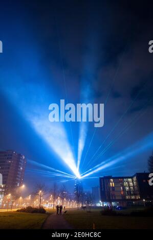 Il nuovo anno sulla torre più alta della città di Enschede nei Paesi Bassi c'era un laser - e spettacolo di luci come alternativa al divieto di fuochi d'artificio. Foto Stock